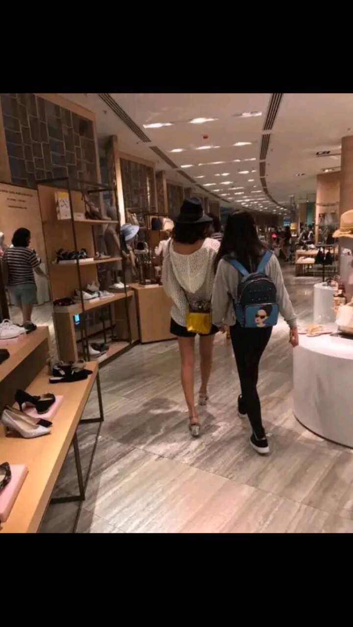 章子怡和小苹果的手拉手逛街
