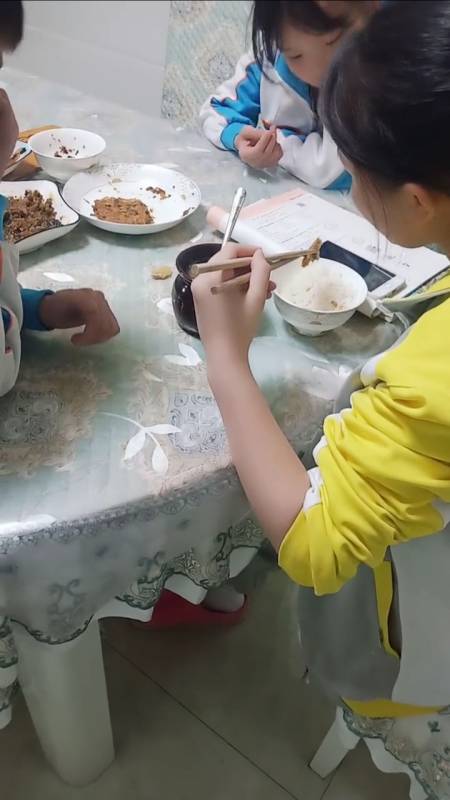 睡眠很少,走路看书,上厕所背书,手机听课右手写字,吃饭变成了左撇子