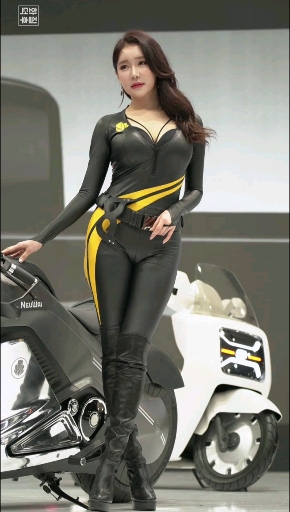 街拍美女#韩国摩托车车模街拍