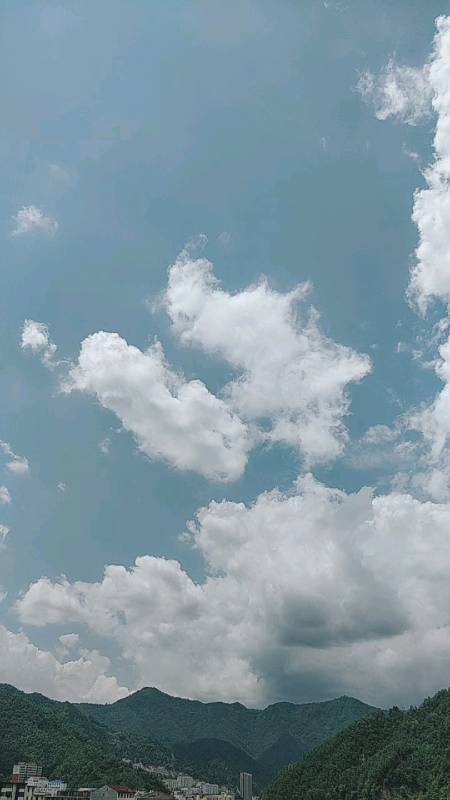 蓝蓝的天空飘过朵朵白云太漂亮了