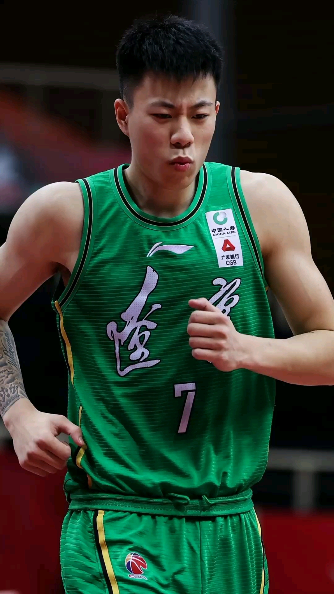 赵继伟持球突破吸引包夹后妙传弧顶,张镇麟手起刀落命中超远三分球!