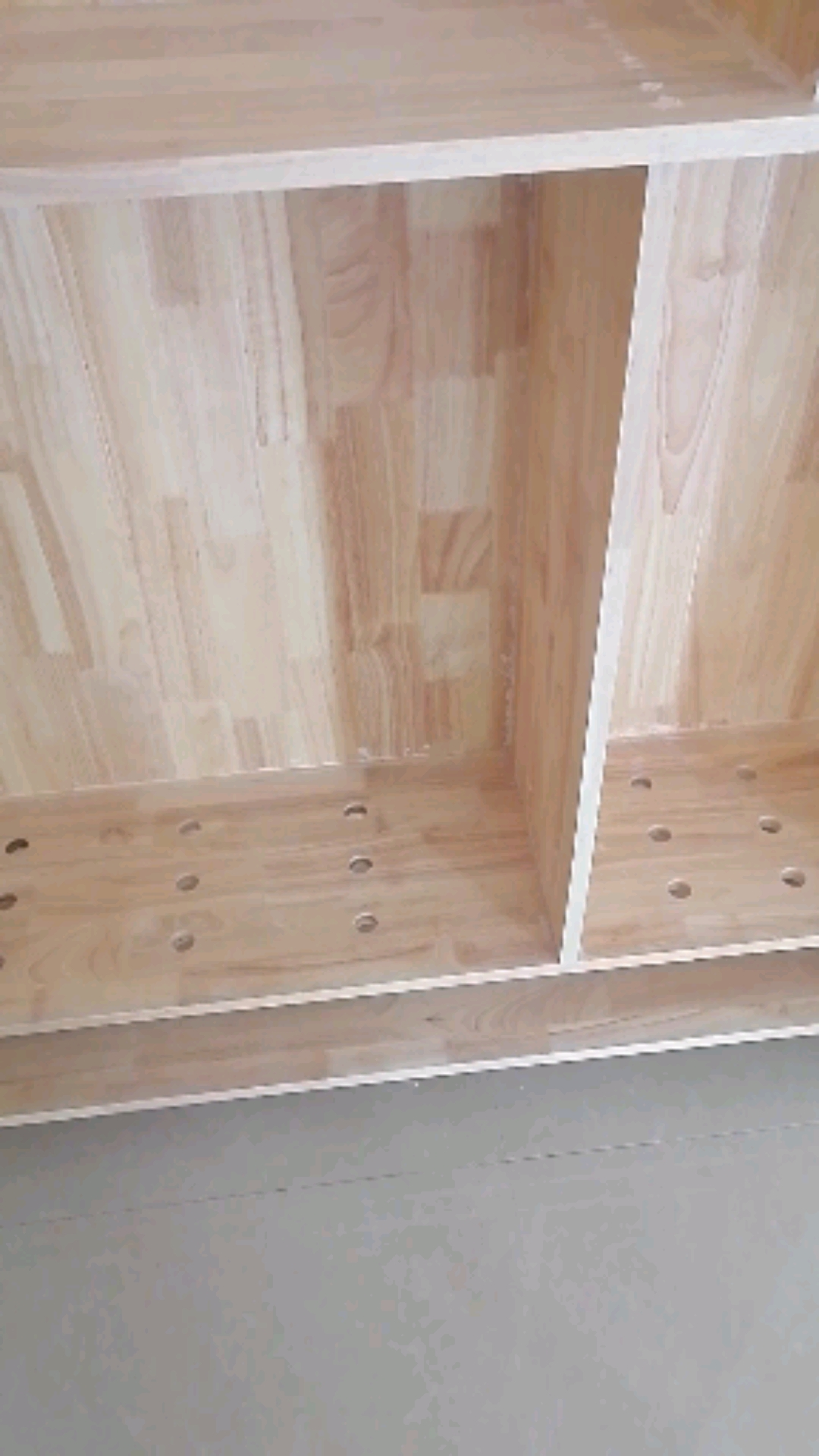 家装,有一些鞋柜透气孔开在门上,师傅开在底板上