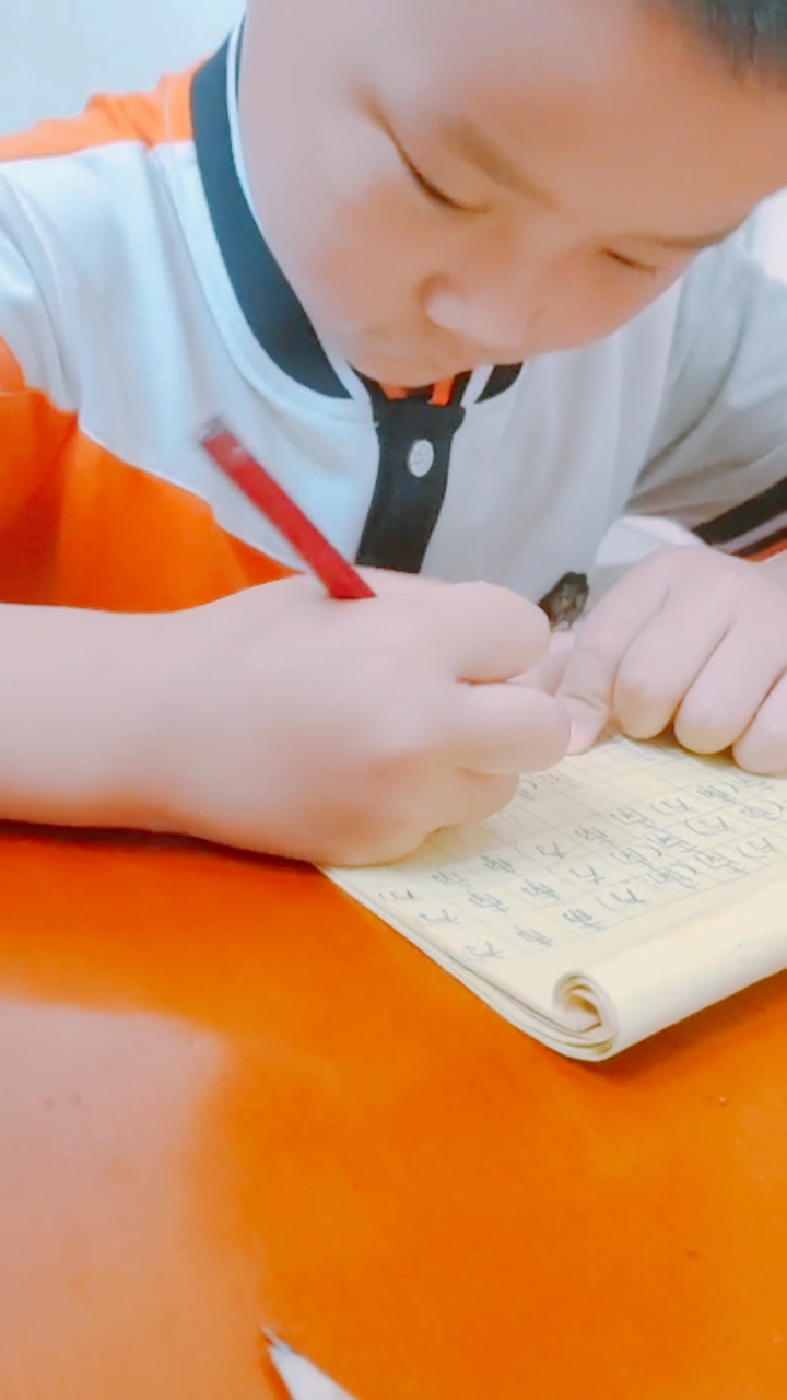 端午节放假了,宝宝早上起来一个人在屋里做作业