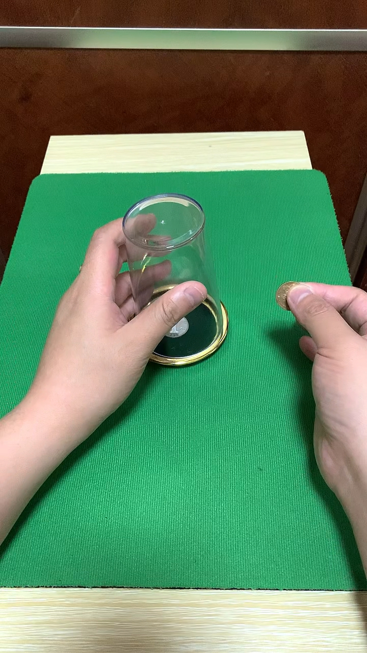 魔术揭秘硬币穿杯子图片