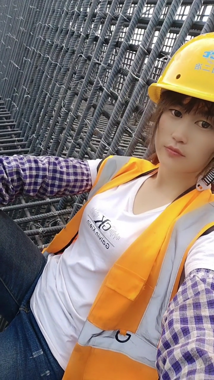 钢筋工#工地上开心快乐每一天女钢筋工,虽然赚的辛苦钱.