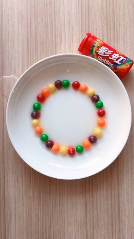 科学小实验#第2个家庭小实验《彩虹糖实验》这是一个能让孩子尖降的