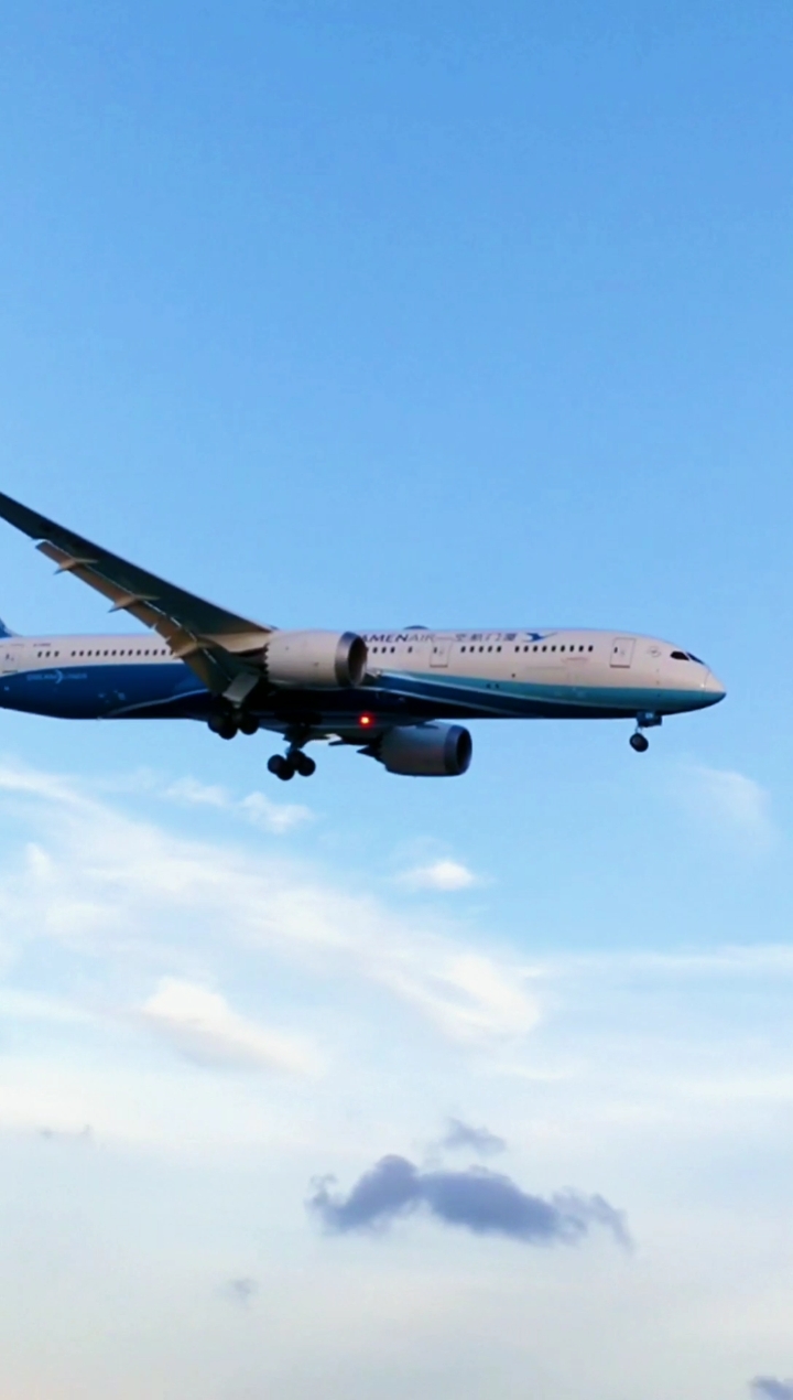 飞机#全国最美机场之一,距离机场最近的城市,感受厦门女机长低空捍