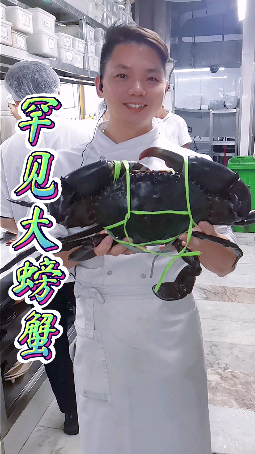 在家做个拿手菜罕见6斤多斯里兰卡大青蟹一个蟹钳就有手掌这么大2斤多