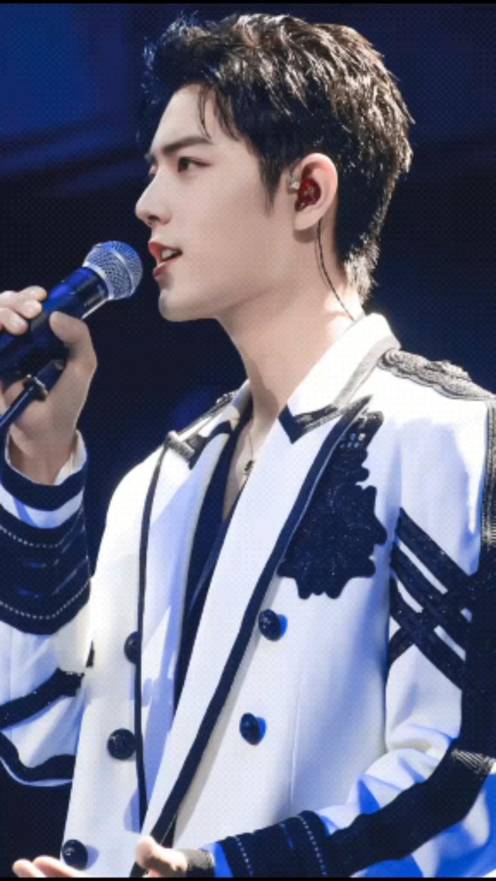 肖战东方卫视春晚今晚的舞台太好看了怼脸镜头好绝啊啊啊我又没了!