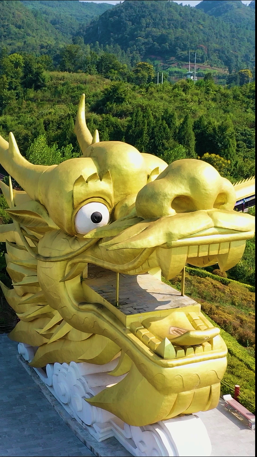 天下第一龙盘踞乌江边,长999米,今天咱们只看龙头.