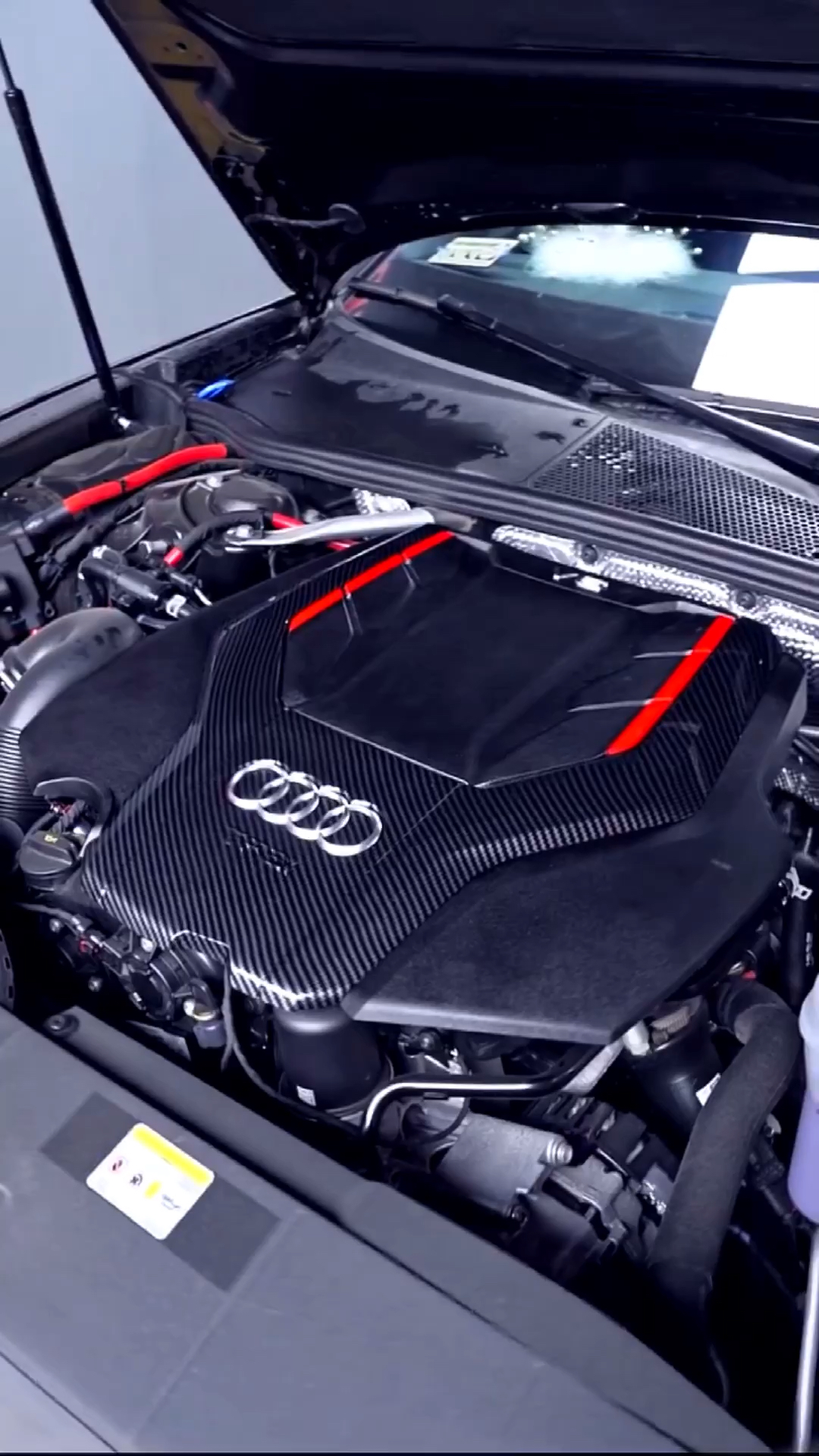 奥迪a6l加装碳纤维发动机盖马力瞬间增加200匹