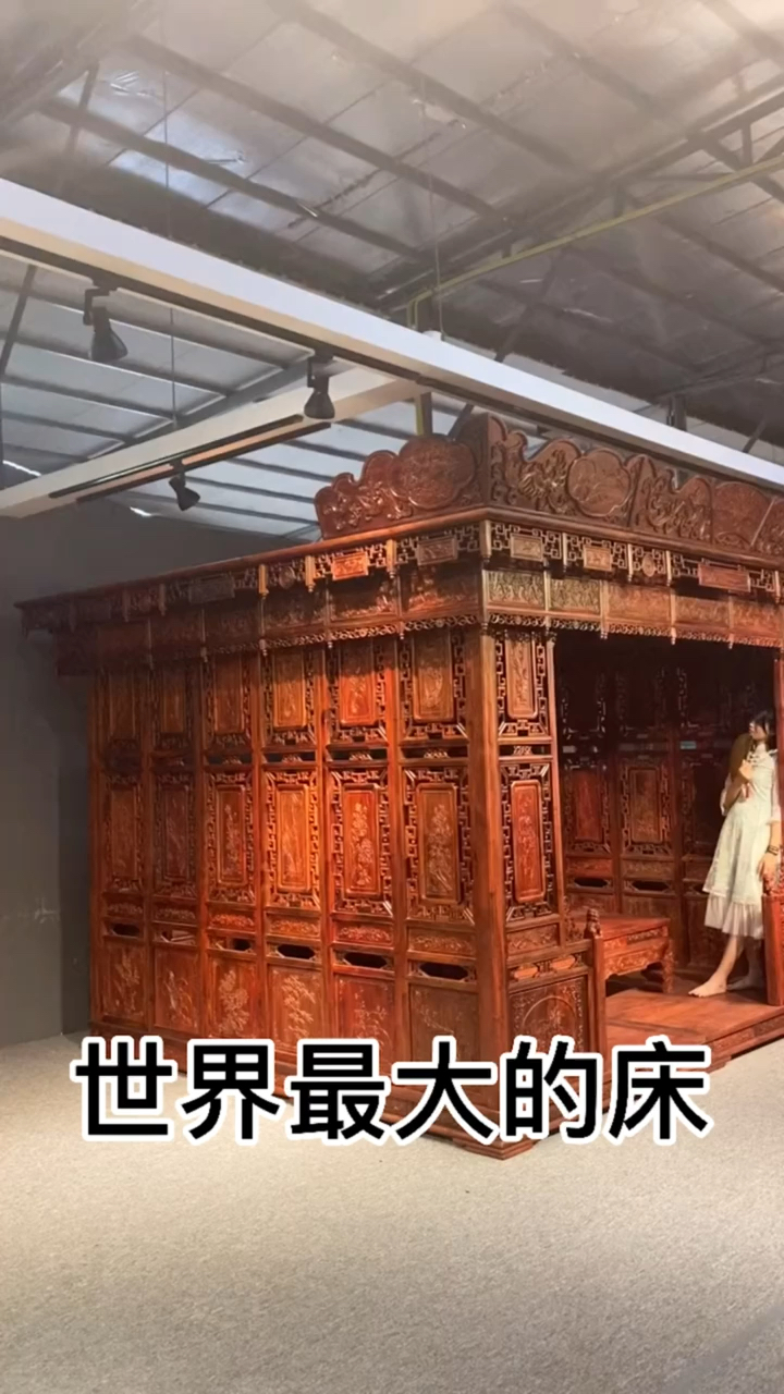 拔步床由于多是花费千工万工的巧夺天工巨作,往往只有富贵之家花大