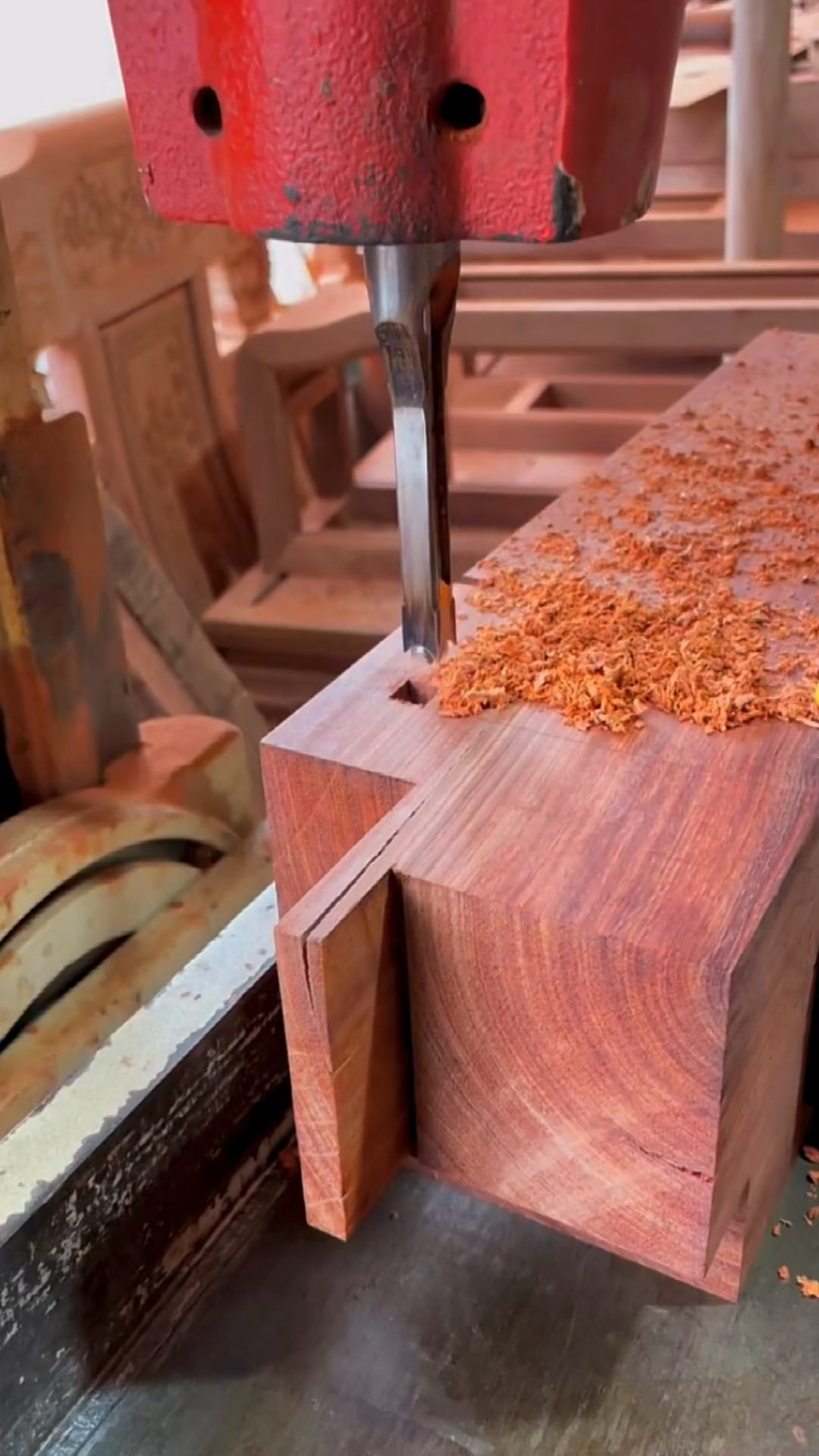 榫卯#木材开榫神器,看着是不是超解压!