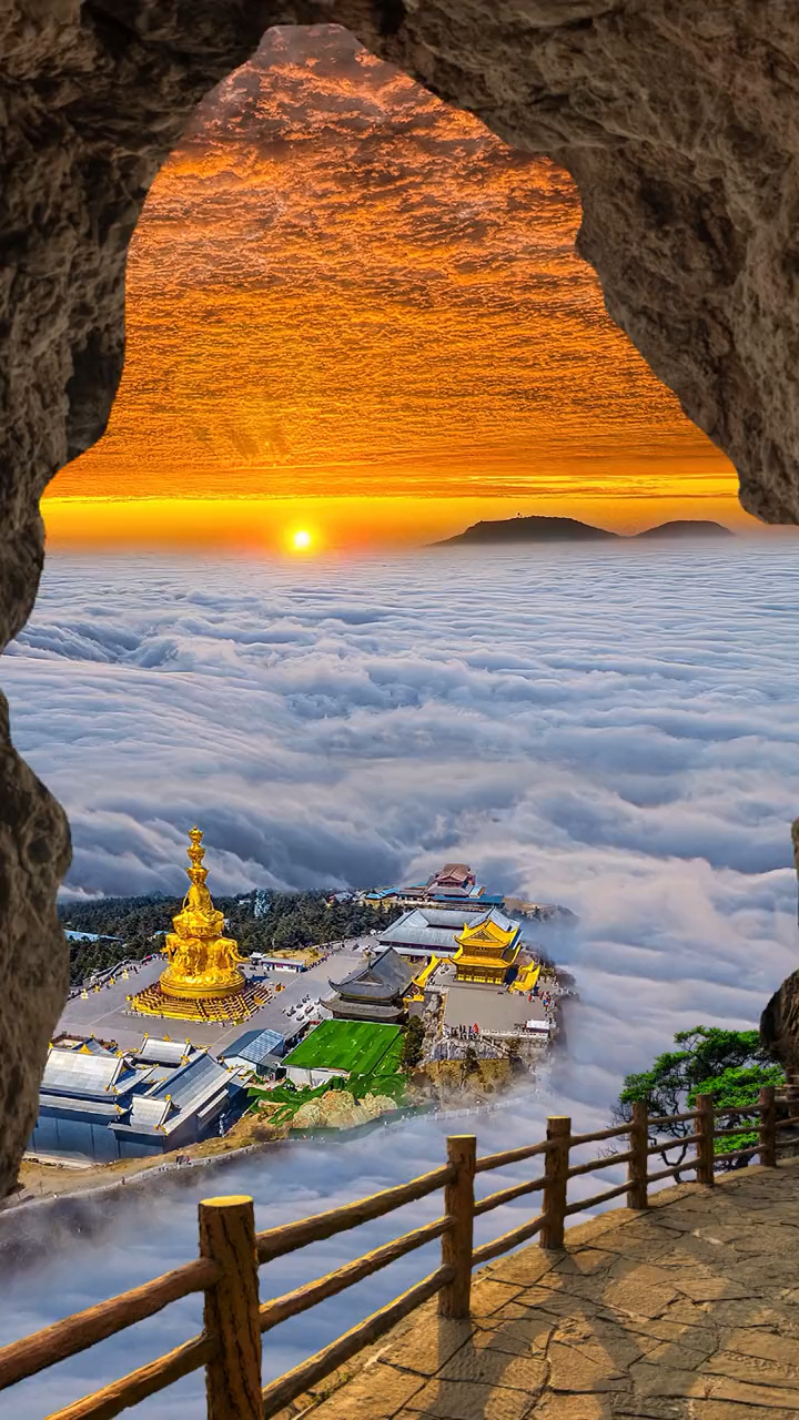 蹲守三天三夜,有幸让我拍到峨眉山金顶的云海仙境!