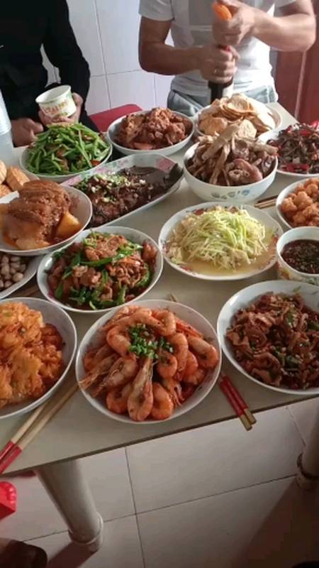 过生日三个大姑姐说每人出一千上完菜三人走了钱也没扔我辛苦做一桌