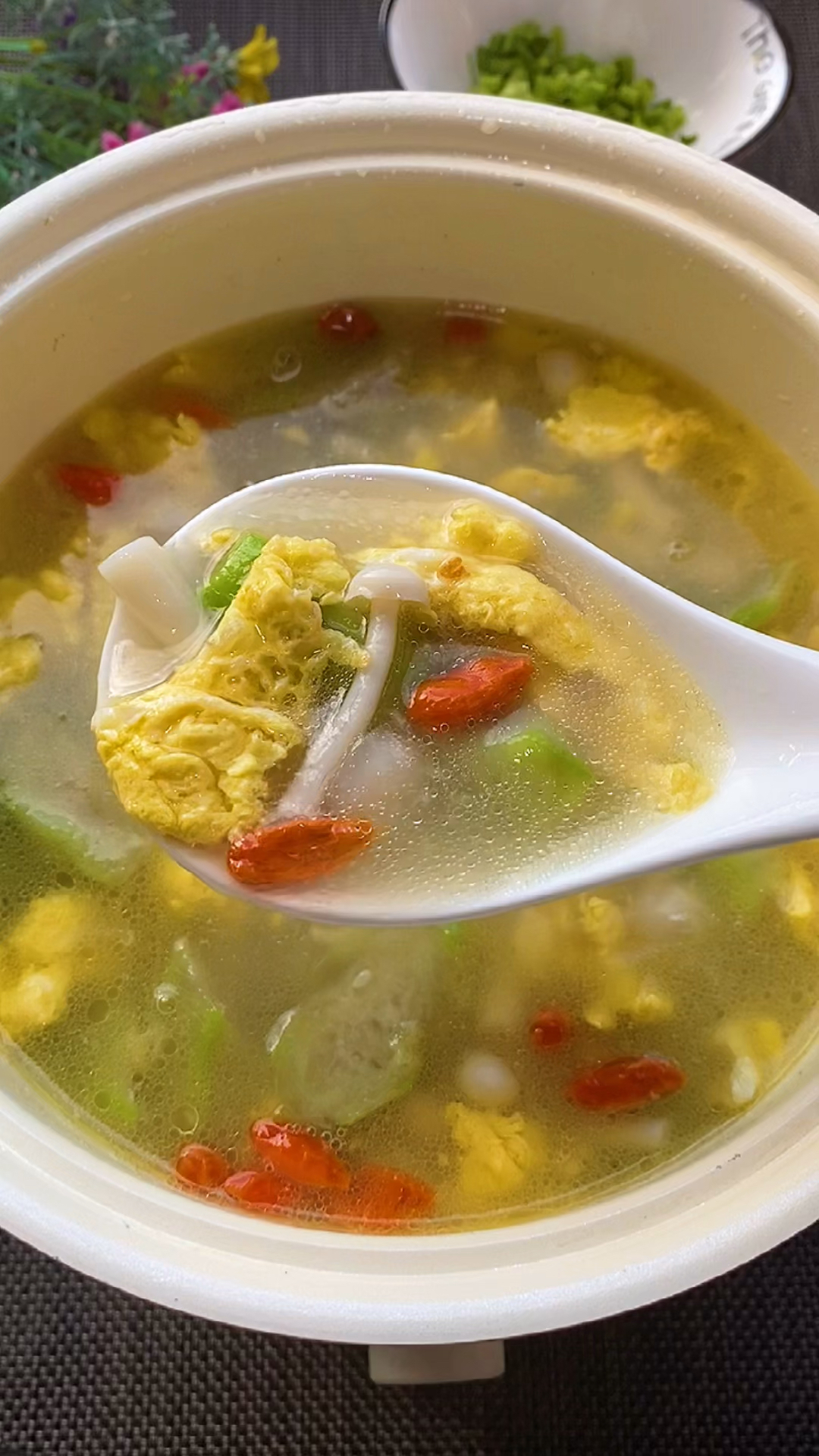 丝瓜鸡蛋汤是一道夏季要喝的低卡汤,鲜美又营养.