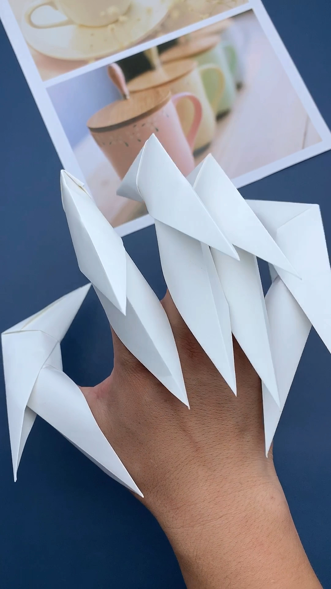 手工制作小时候最喜欢玩的龙爪手折纸你玩过吗
