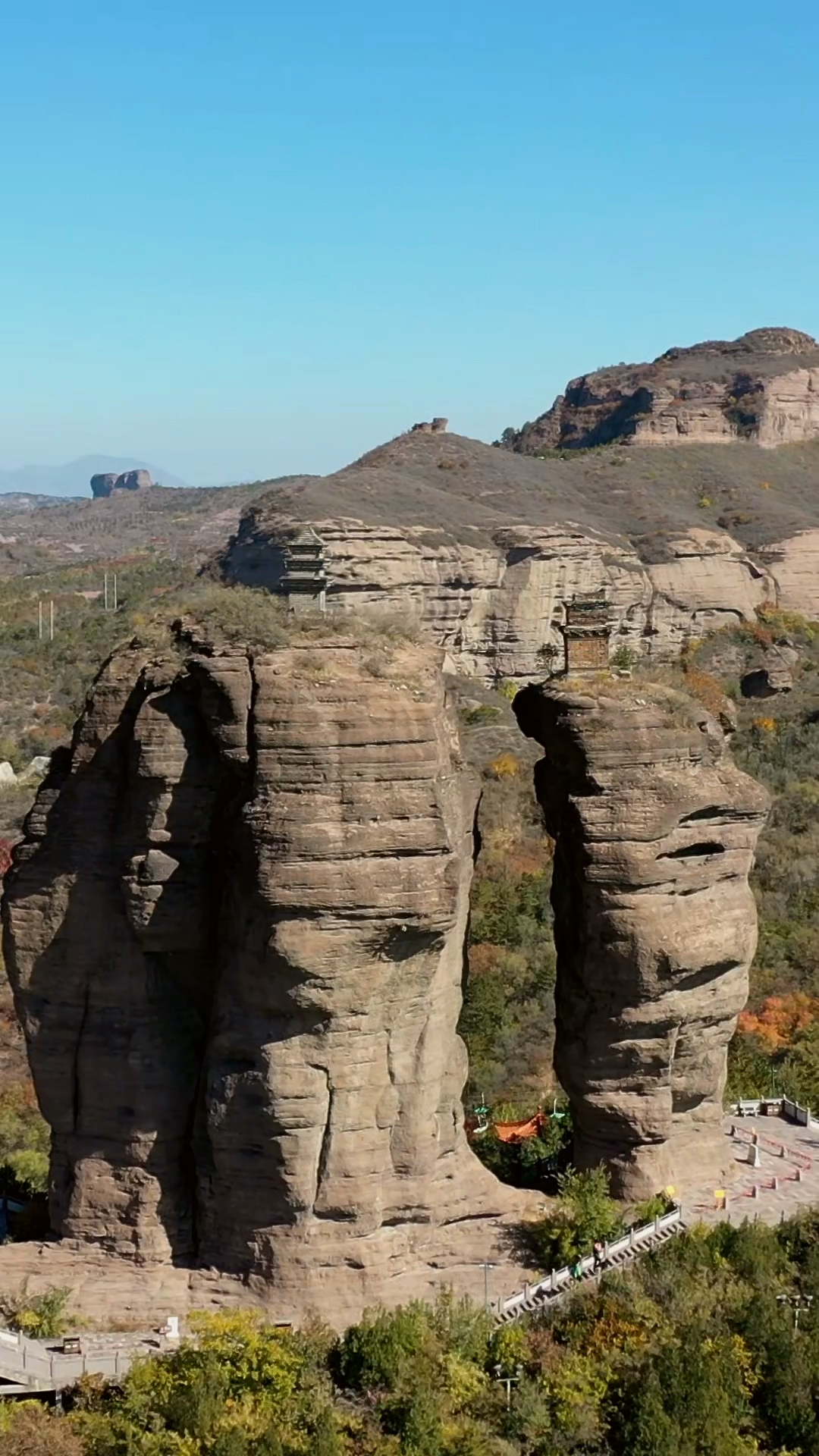 河北承德双塔山,两塔屹立在山峰上相望1300多年,古人是如何建造的至今