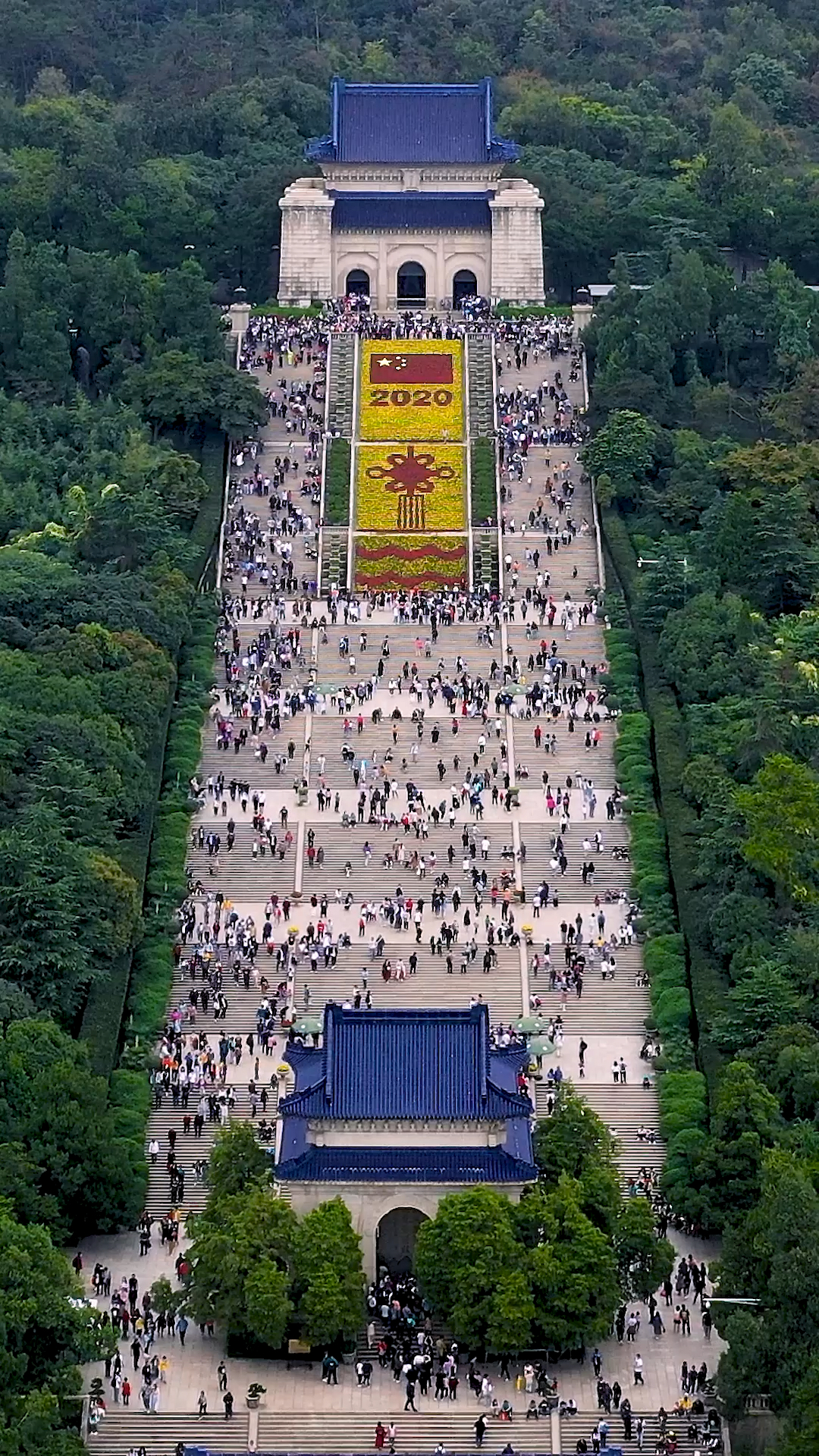 用一句话来形容,你到过中山陵.我先来,心中有爱,天下为公.