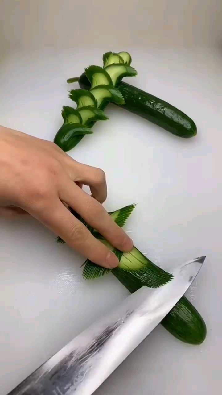 想不到黄瓜还能这么切,这是什么牛逼刀工?最后我都看愣了