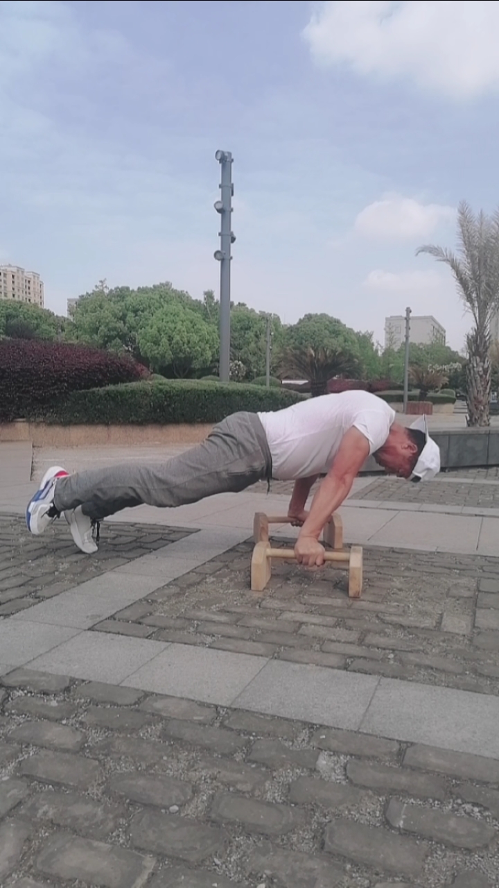 健身宁教练传递健身正能量#冲肩