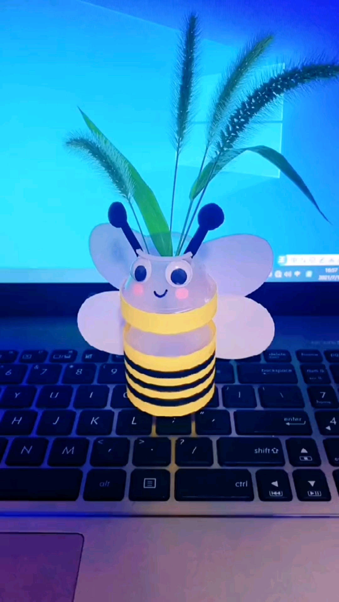 手工制作#饮料小瓶子不要扔,做一个可爱小蜜蜂摆件吧-度小视