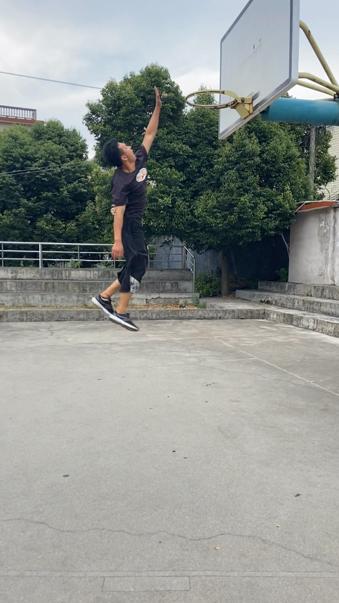 弹跳力#167的身高能摸篮筐厉害了.