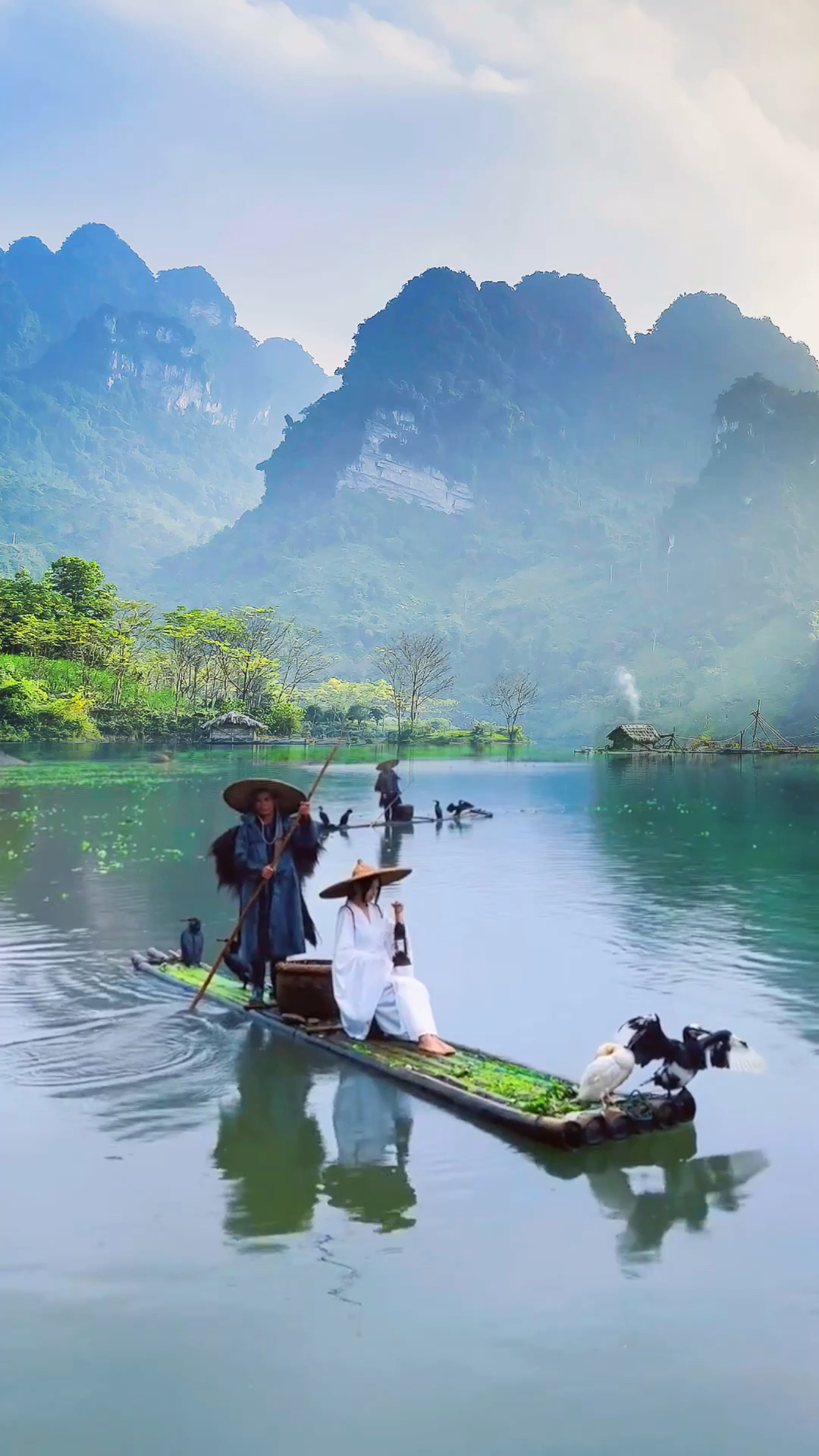 伴山伴水伴云烟,一叶轻舟碧水涧;渔翁本是凡间客,此时已成画中仙.