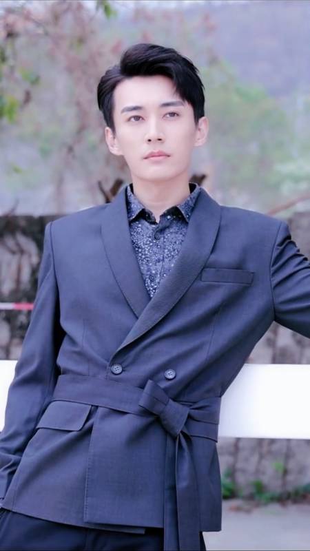 78刘学义#刘学义,霸道总裁本尊了!这挺拔的身姿就问你爱不爱?