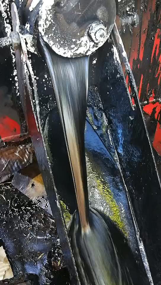 沥青#沥青灌缝胶热熔釜化胶出胶中