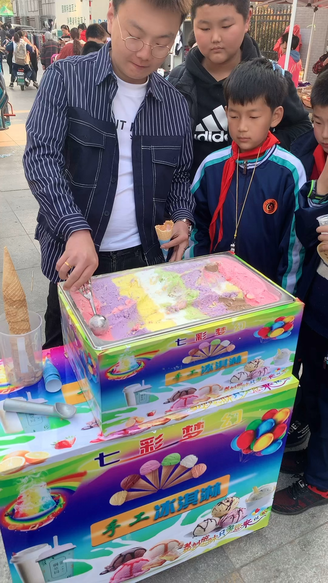 学校门口摆摊彩虹96冰激凌90两小时300多个不够卖-全民小视频