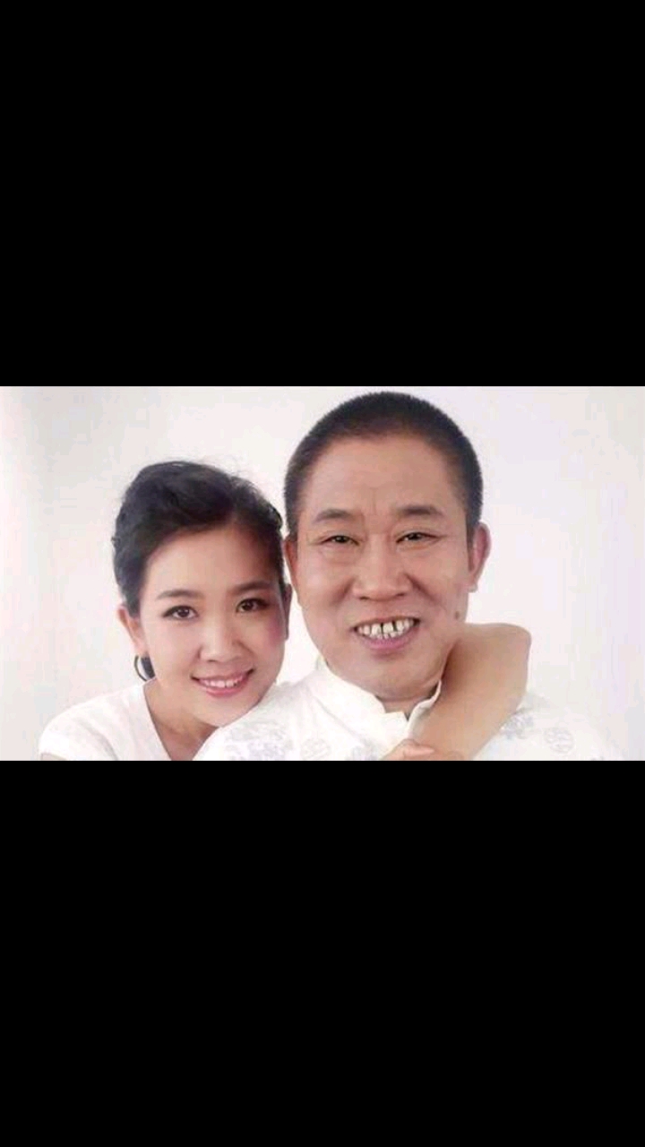他因长的丑饰演汉奸出名,被评一级演员,妻子女儿却貌美如花