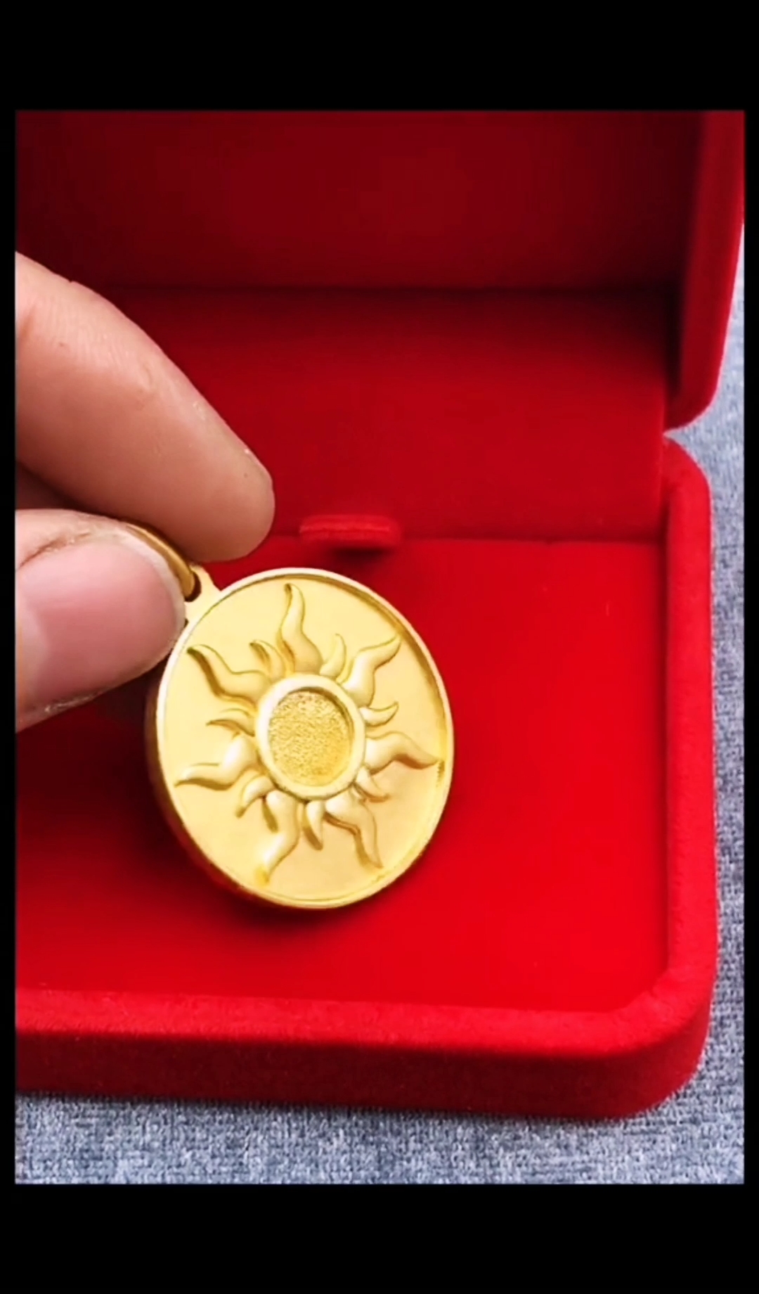 黄金太阳神吊坠