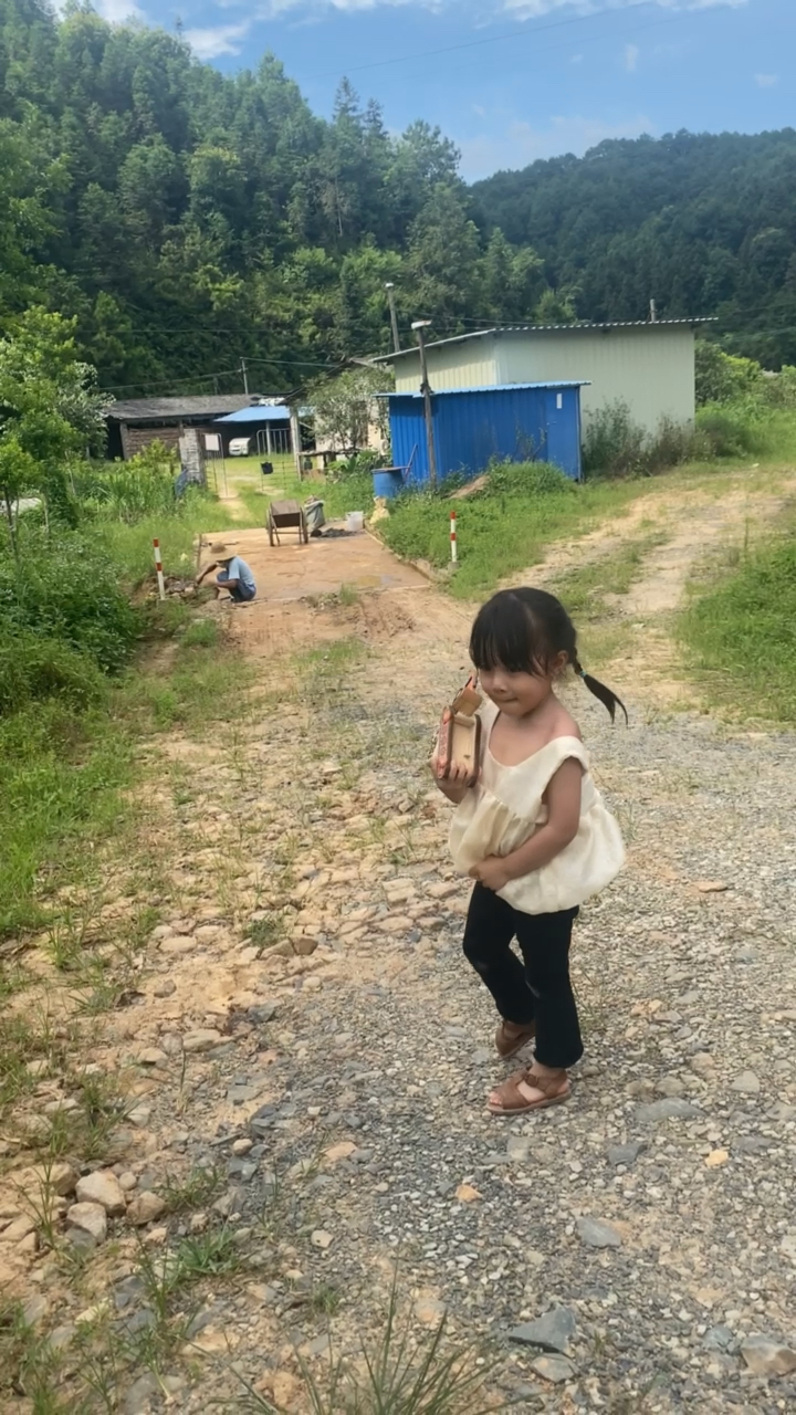 村里太阳太大了宝宝晒黑了好多呀