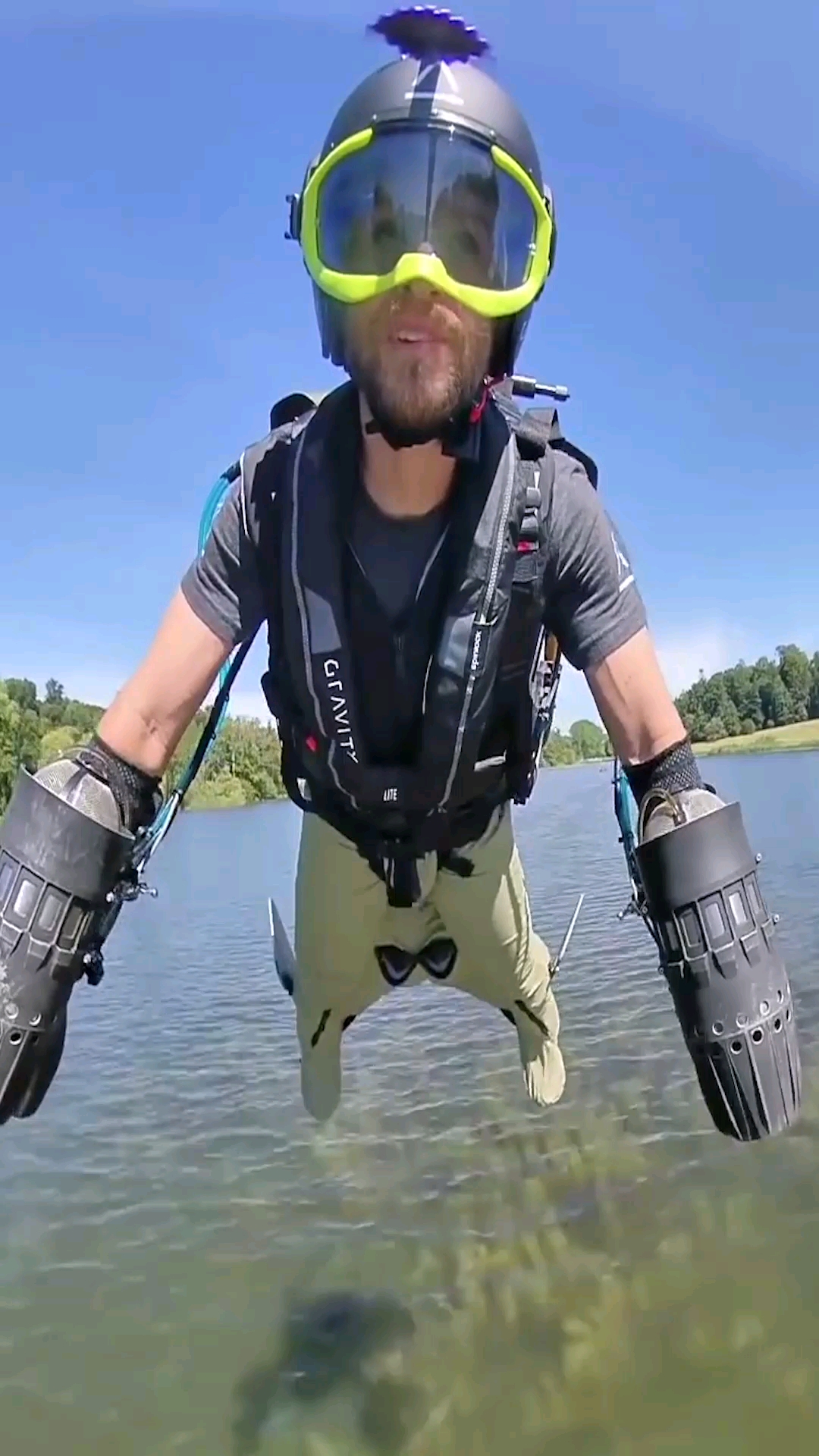 你想在空中自由飞翔吗喷气式飞行服就能满足你的愿望