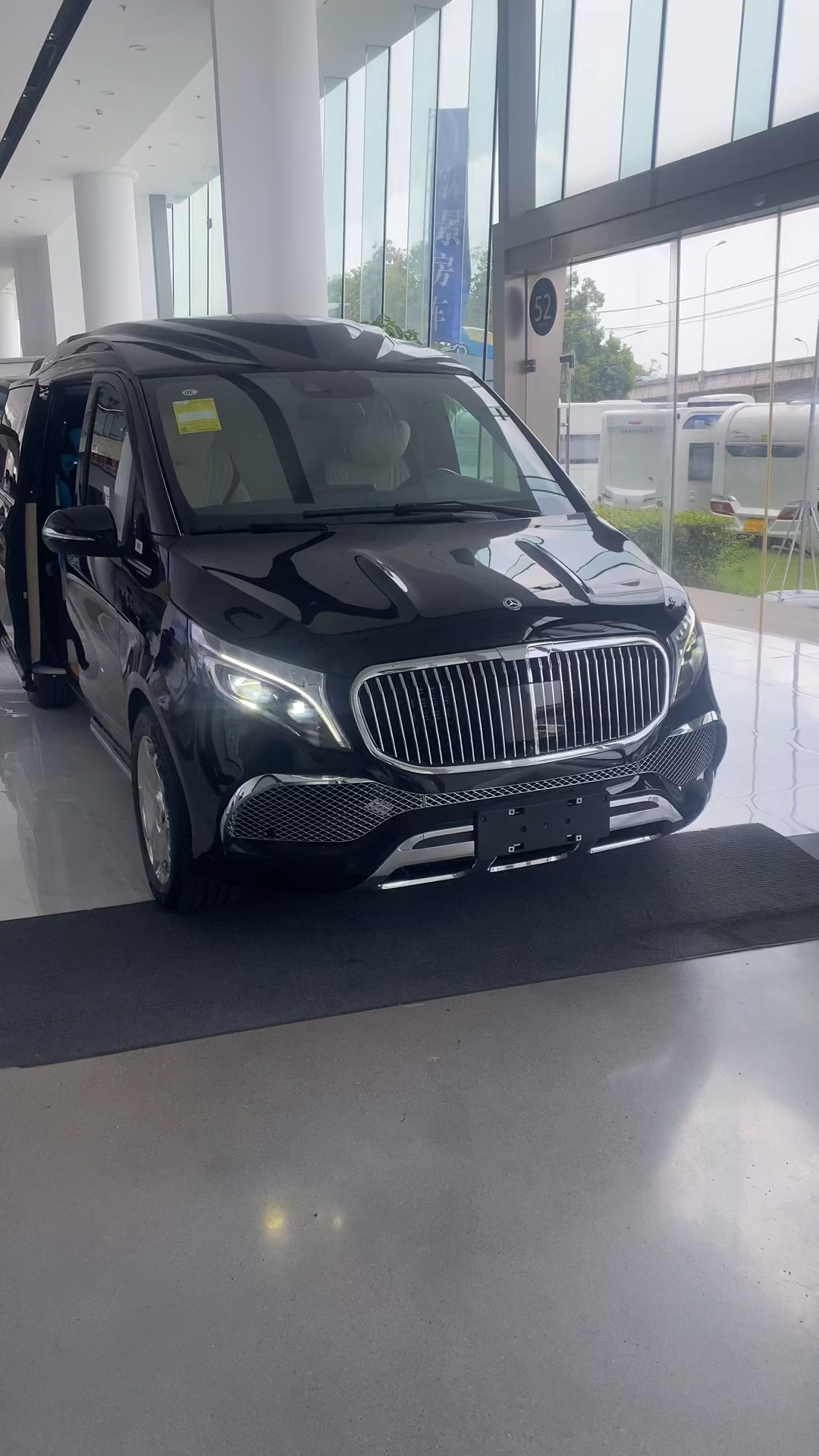 奔驰迈巴赫保姆车