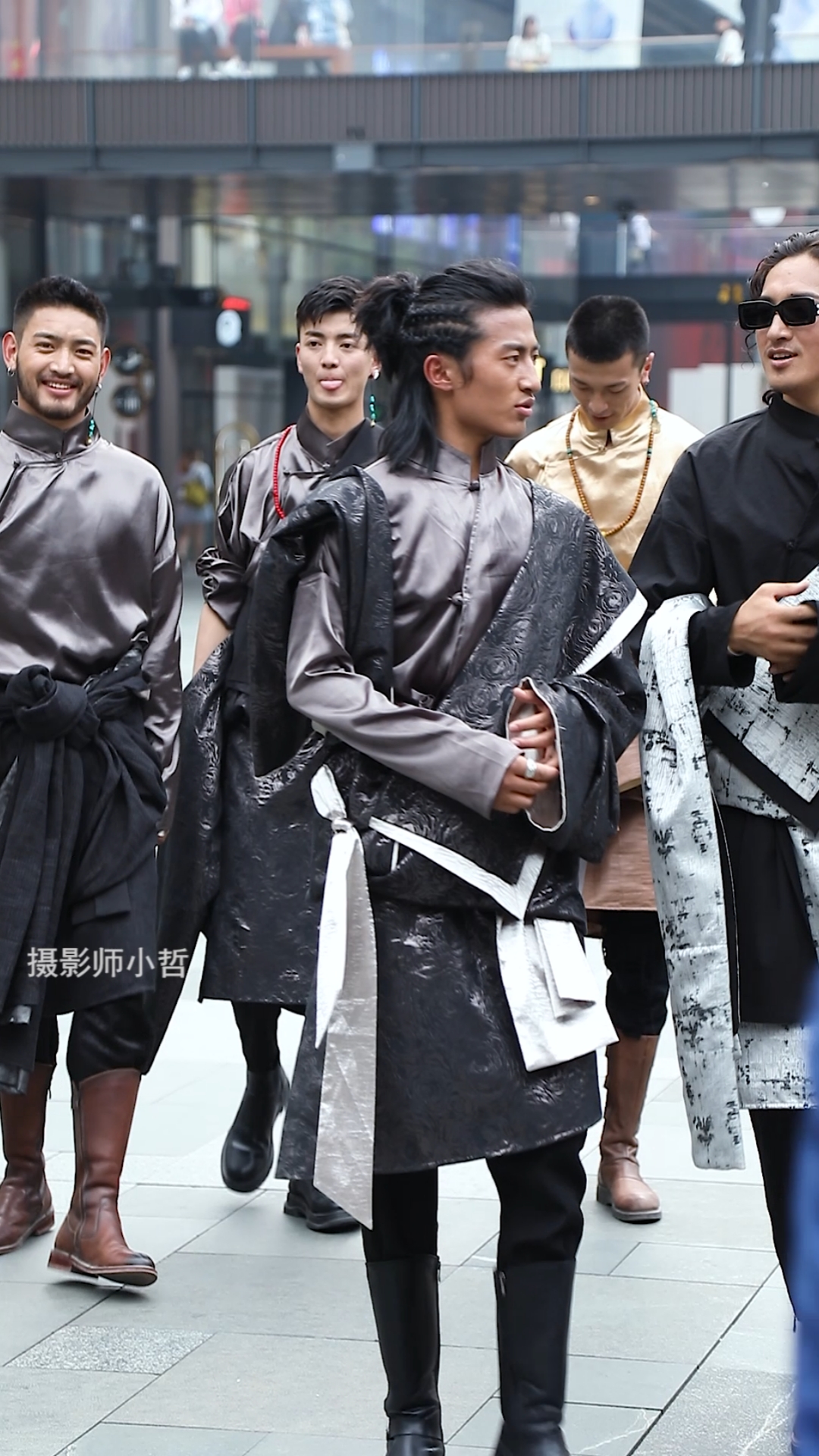 康巴汉子进城,帅气的很!