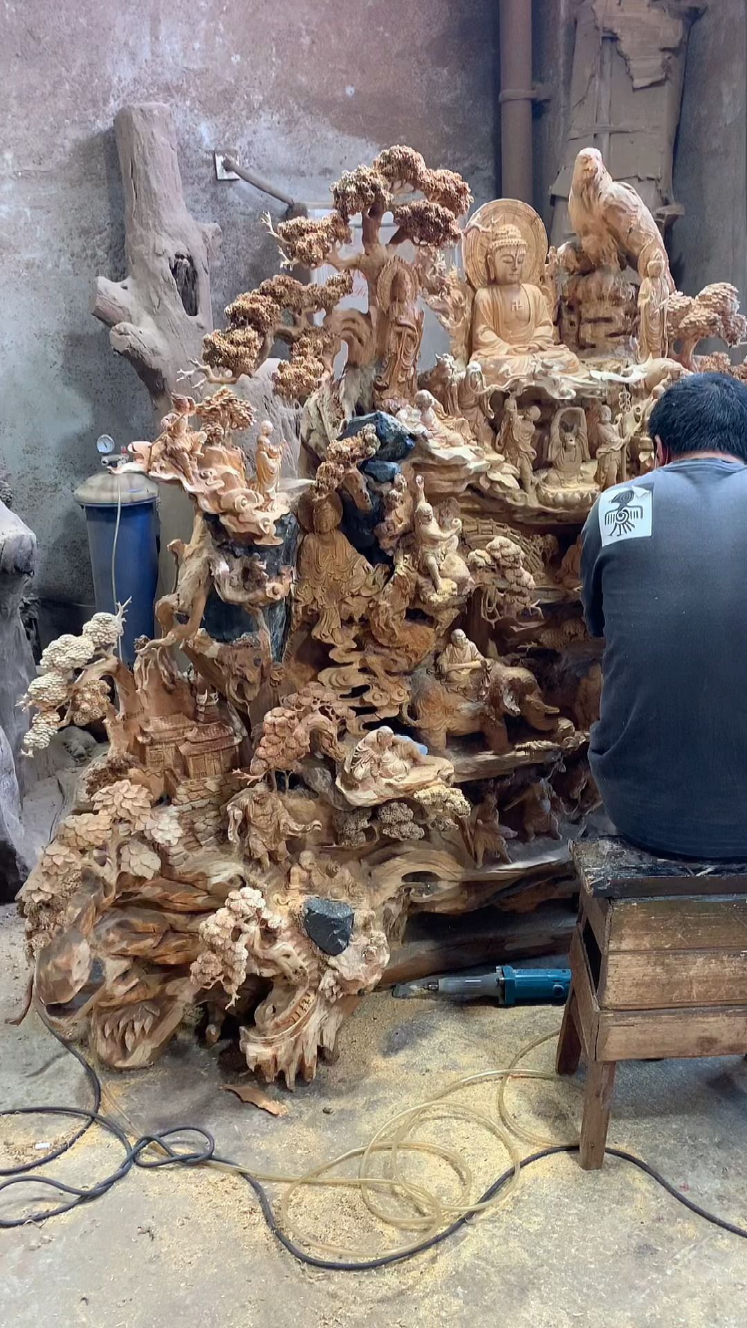 木雕#大型木雕万佛朝宗根雕加工中