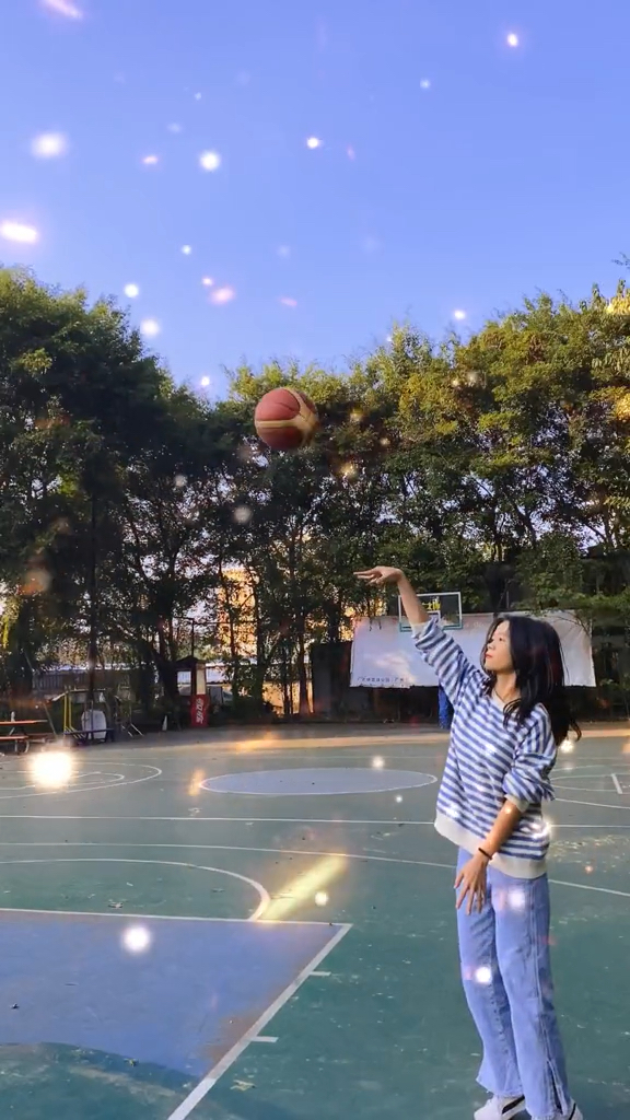 打篮球的女生#投篮手腕柔和也是命中率高的原因