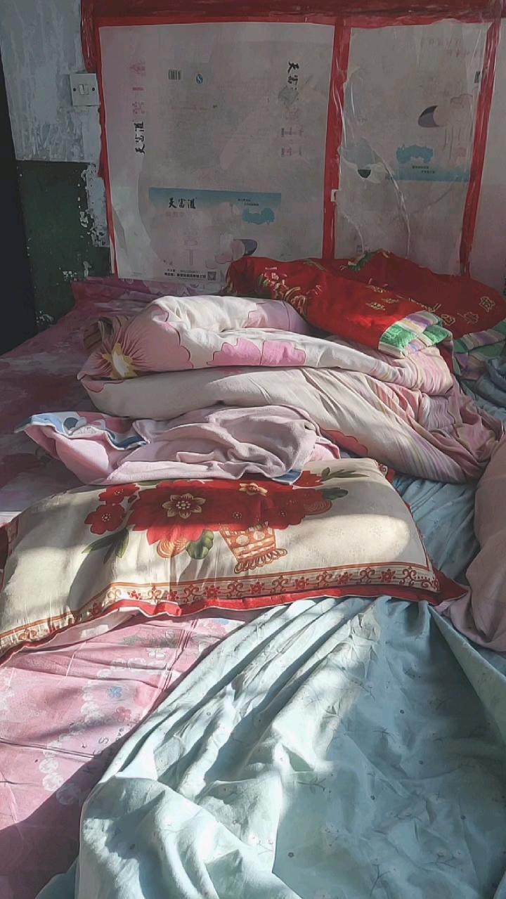 家有萌娃#叠好好的被子都给整得这么乱了