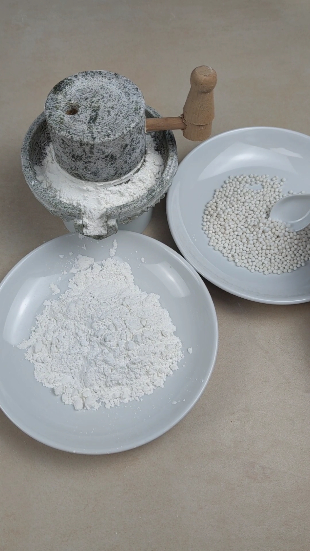 今天我们用西米磨成粉做月饼-度小视