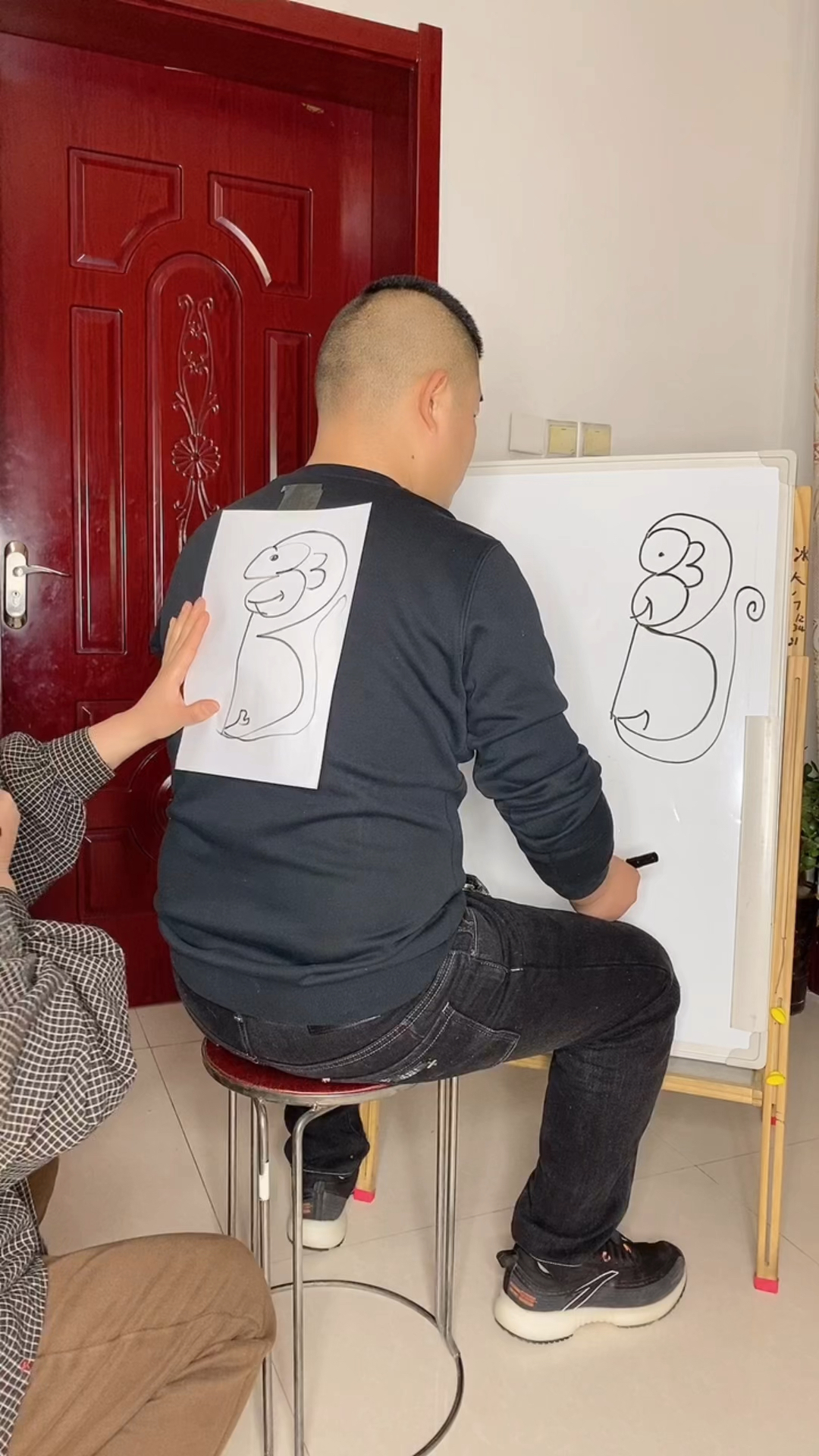 背后画画,太默契了!