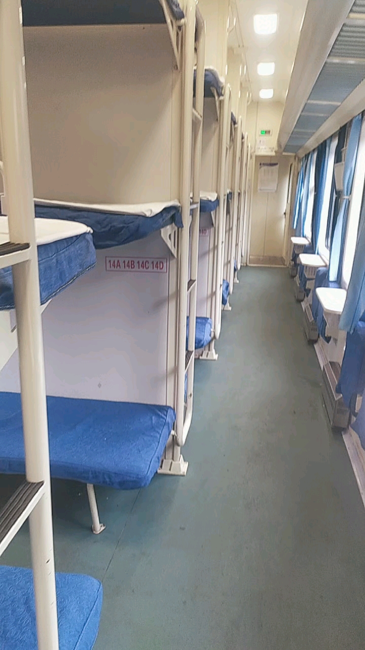 全都是卧铺.18块5的硬座票.舒服.你这车厢没有几个人.