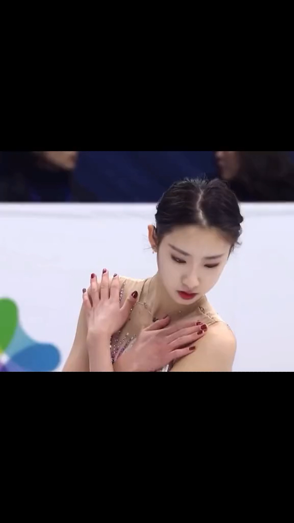 最美的冰美人!中国花滑女神陈虹伊翩若惊鸿,犹如天鹅