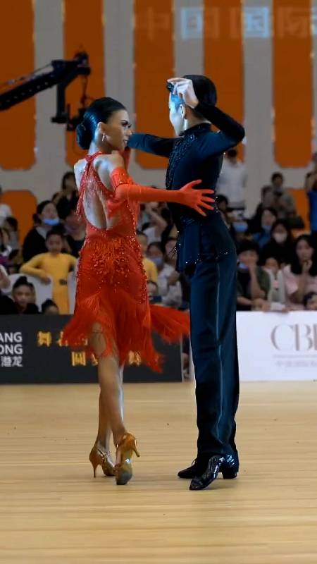 拉丁舞#赏心悦目的墨茉组合表演,刚柔并济,柔美迷人-度小视