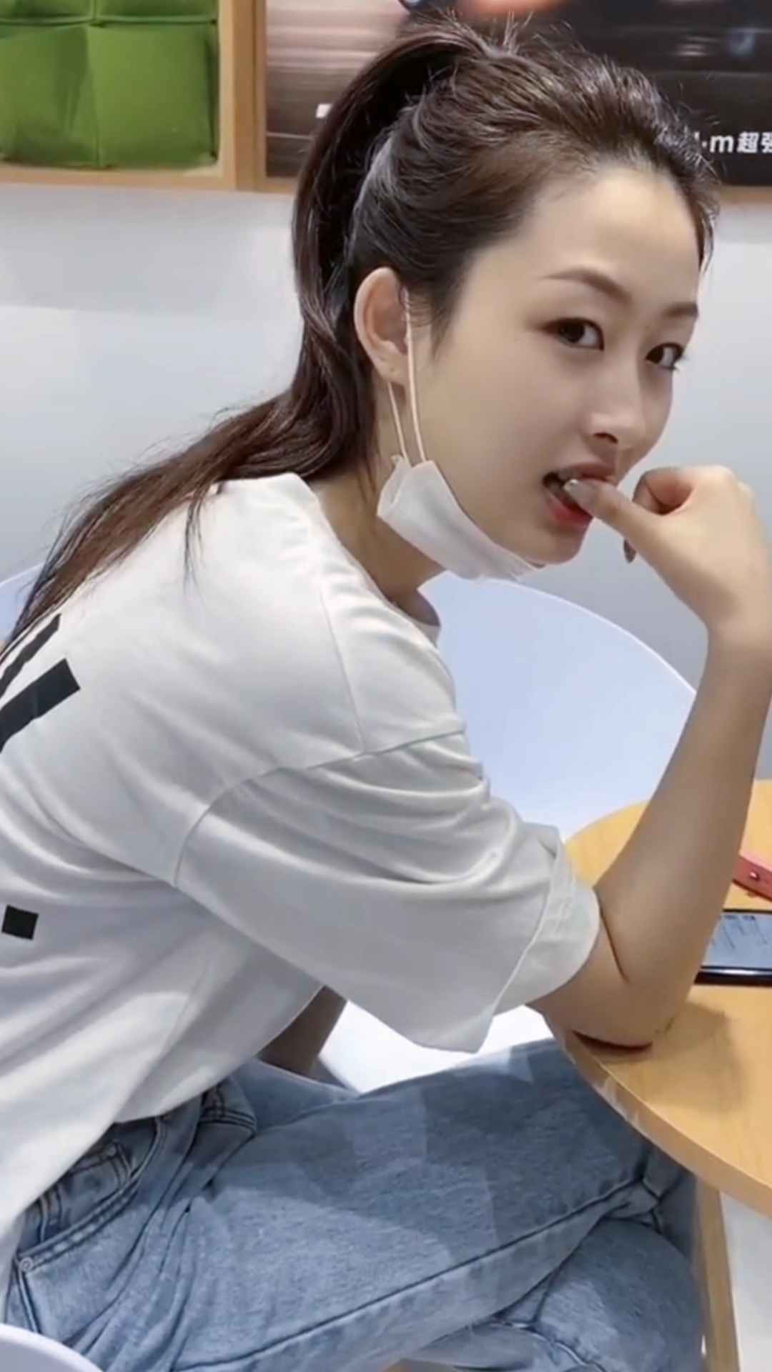 在这里祝福黄会赢美女幸福快乐每一天