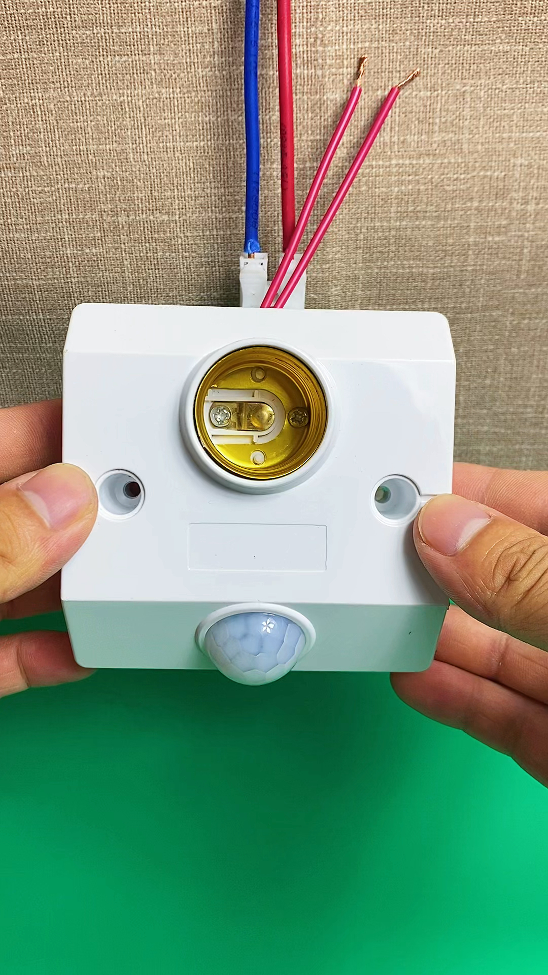 给家里楼梯间过道之类的安装一个人体感应灯座