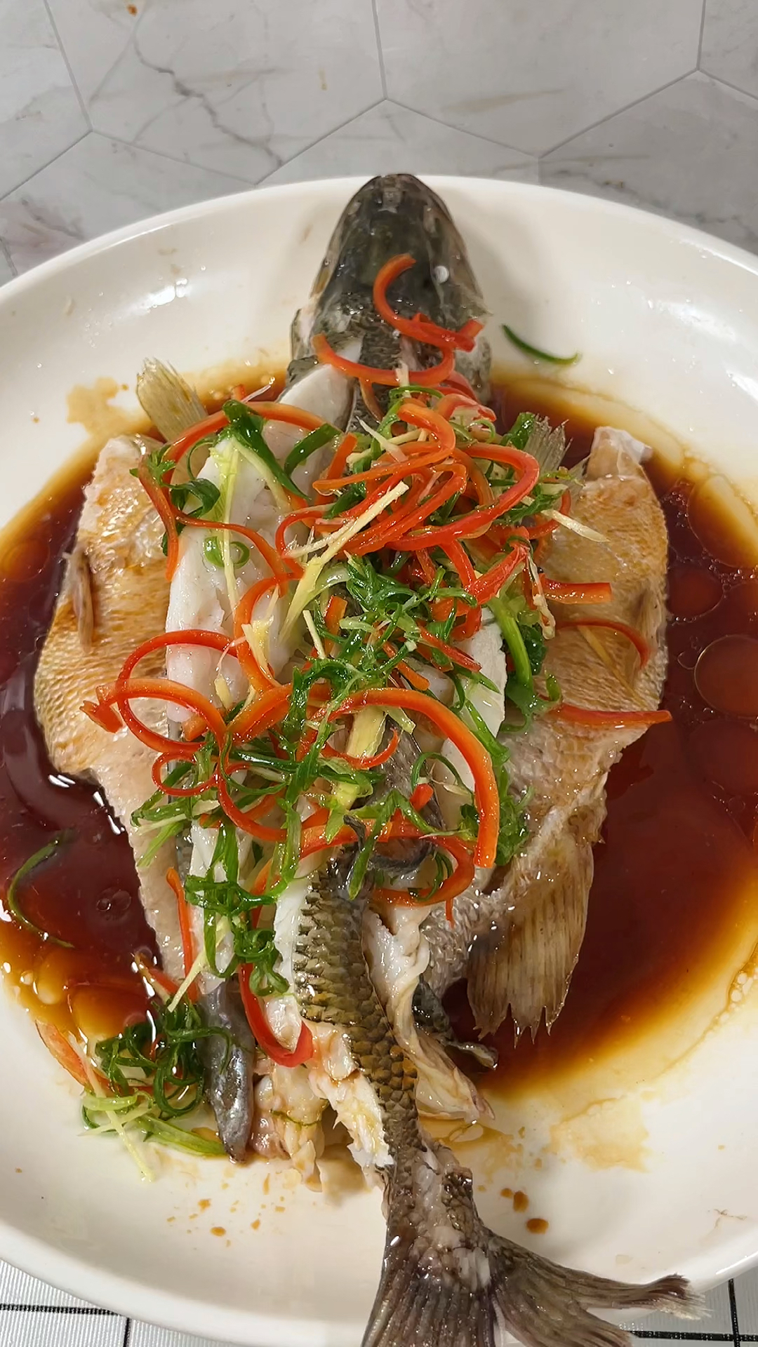 在家做个拿手菜家里有小孩的一定要学会这味道清蒸鲈鱼没刺营养价值还