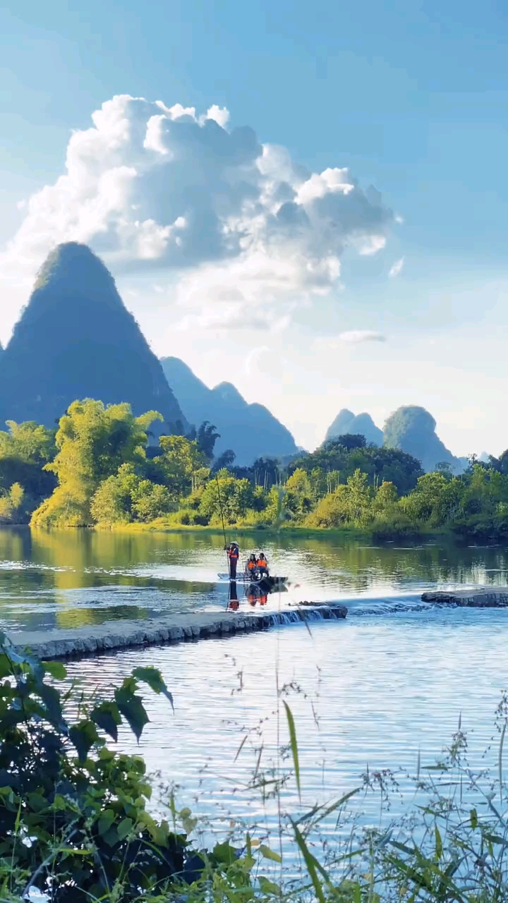 山水有相逢终会有漓江阳光甚好小小竹筏水中游太美了你喜欢你会去玩一