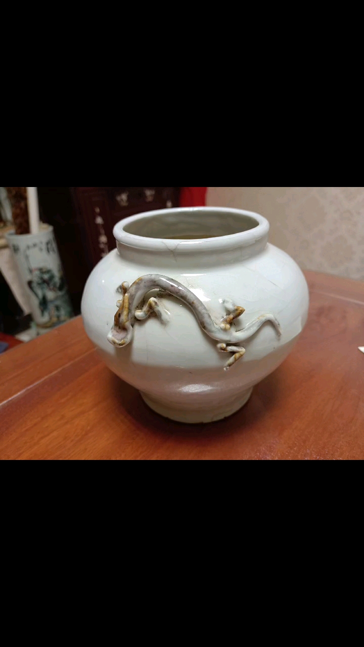 卵白釉螭龙小罐